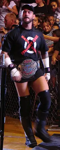 CM Punk entrant sur le ring avec la ceinture de champion de l'ECW