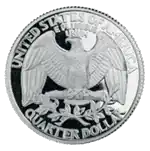 Pièce de monnaie représentant un aigle aux ailes déployées, avec les inscriptions United States of America, E Pluribus Unum et Quarter Dollar.