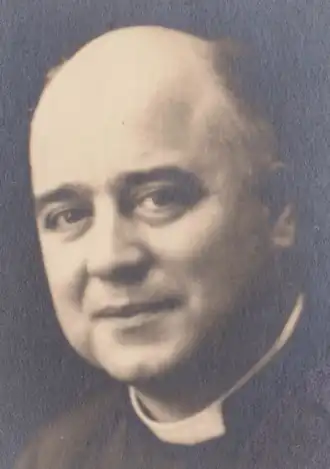 Photographie en gros plan d'un homme d'Église.