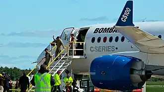 Les pilotes d'essai quittent l'appareil à la suite du premier vol.