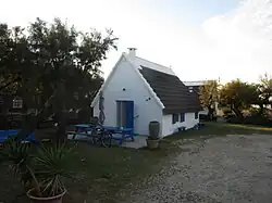 Pignon en dur, rampants saillants.