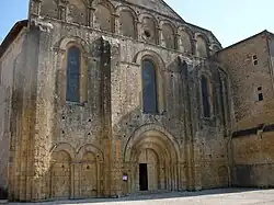 La façade de l'abbatiale Notre-Dame-de-la-Nativité de Cadouin.