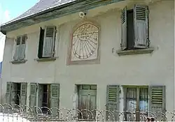 Cadran solaire sur la façade d'une maison.