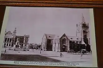 Church Square au crépuscule du XIXe&nbsp;siècle. L'église a été démolie peu de temps après les funérailles de Paul Kruger en 1904.