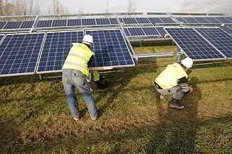 Mise en place des panneaux photovoltaïques sur les tables à Cagnac.