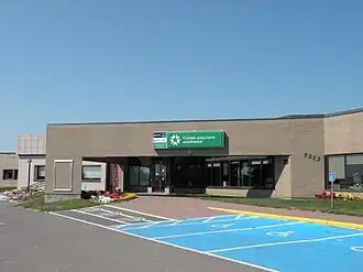 Photographie de la caisse populaire acadienne de Tracadie-Sheila, dont le logo rappelle Stella Maris.