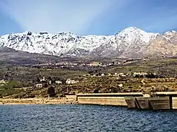 Le barrage en amont aux hautes eaux