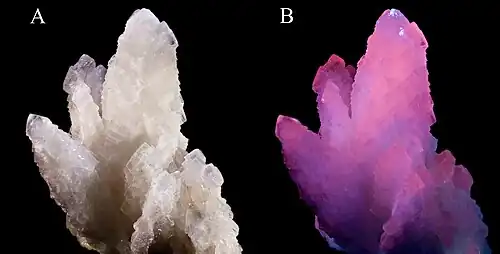 Calcite – Mine de Batere, Pyrénées-Orientales, France (8&nbsp;×&nbsp;6&nbsp;cm) A: Lumière du jour, B: Ultraviolet