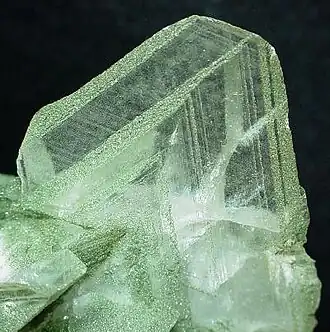 Calcite et chlorite.Taille : 6 × 5 × 3,5 cm.Lobbentorl, Venediger, Autriche.
