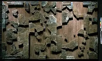 Image de blocs assemblés sur une plaque de bois.