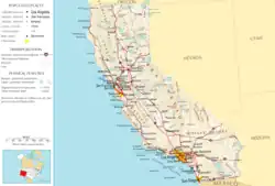 Carte affichant les axes routiers principaux en rouge, les grandes villes et caractéristiques physiques de l'État.