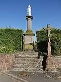 Le calvaire près de l'église.