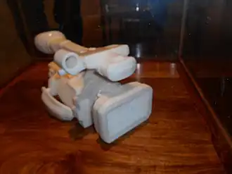 Symbole de sa résidence surveillée.