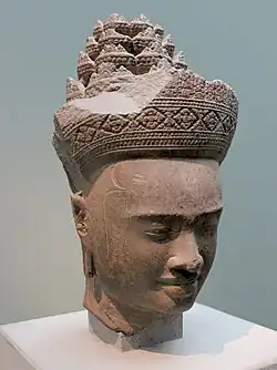 Tête de divinité féminine. Provenance exacte inconnue. Cambodge. Style de Pre Rup ou de Banteay Srei v. 975-1000. Grès. L. 31,5 cm. Musée Guimet