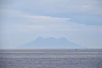 Silhouette de Camiguin vue depuis la Mer de Bohol. Le mont Timpoong (à gauche), plus haut sommet de l'île (1&nbsp;614&nbsp;m).