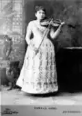 Camilla Urso posant avec son violon.