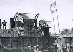 Un camion déverse son chargement de bauxite en gare