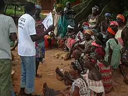Un représentant du Parti démocrate populaire mène campagne dans un village en Guinée-Bissau pour les élections législatives de novembre.