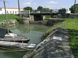 Porte de garde à Marennes - Jonction avec le chenal de la Cayenne.