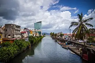 Le canal Levassor qui accueille la rivière Madame. A voir le mur peint d’œuvres artistiques côté Centre-ville. Au fond, la tour Lumina.