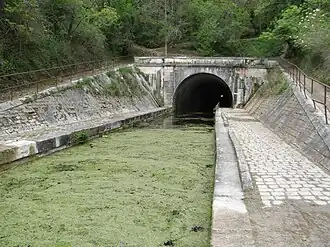 Le tunnel Saint-Léonard sur le canal de Marans à La Rochelle.