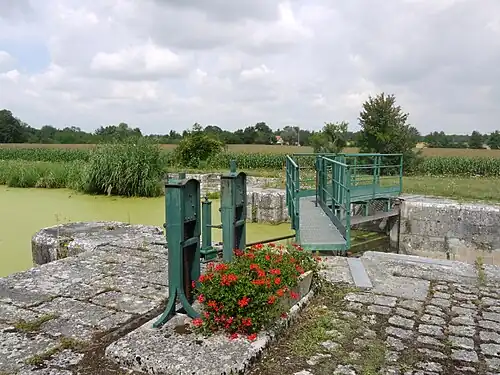Écluse près de Presnoy.