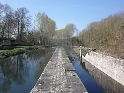 Canal de la Dive vu depuis l'écluse de la Motte Bourbon, à la frontière entre la Vienne et le Maine-et-Loire.