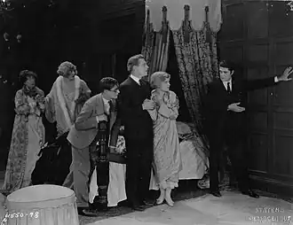 La Volonté du mort (1927, monteur) : Flora Finch, Gertrude Astor, Creighton Hale, Forrest Stanley, Laura La Plante et Arthur Edmund Carewe (de g. à d.)