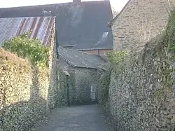 Ruelle bordée de vieux murs de schiste près de l'église.