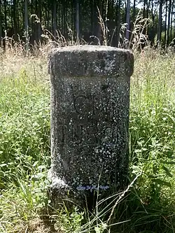 Photographie en couleurs d'une borne cylindrique en pierre portant la mention CIV. TURON.