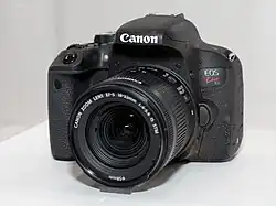 Description de l'image Canon EOS Kiss X9i front-left 2017 CP+.jpg.