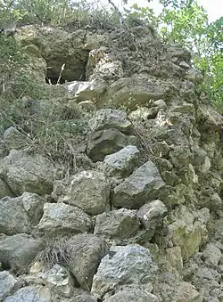 Un pan de mur avec une canonnière aménagée probablement par l'armée royale autour du XIVe&nbsp;siècle.