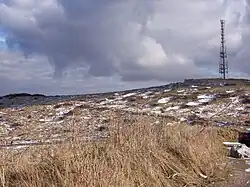 La photographie est prise depuis le Cap Blanc-Nez. On voit une colline en hiver, avec de nombreuses dépression arrondies, reste des bombardements de la Seconde Guerre mondiale.
