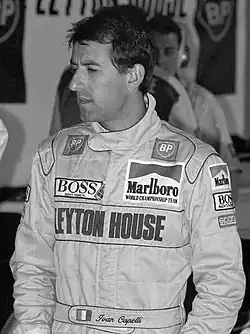 Photo en noir et blanc d'un homme en combinaison de course