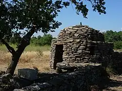 Caux, Hérault : reconstruction récente (dôme surbaissé en retrait, épi).