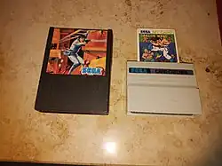 Photographie d'une cartouche de jeu vidéo et d'un adaptateur de cartes de stockage de données