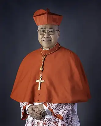 Cardinal William Goh avec mosette écarlate