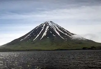 Vue du volcan depuis la mer.