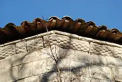 Frise en damier ornantla corniche de l'abside.