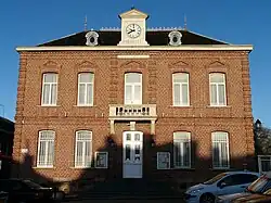 Photographie montrant la mairie de Carnières