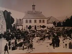 L'ancienne maison communale et son marché (foire) en 1900