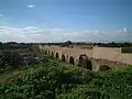 Vue d'une section aérienne de l'aqueduc de Zaghouan.