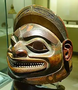 Casque et collier tlingits. Alaska, XVIIIe siècle.