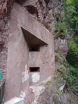 Casemate vue de profil sur la rive droite (sud) du ruisseau de Raton.