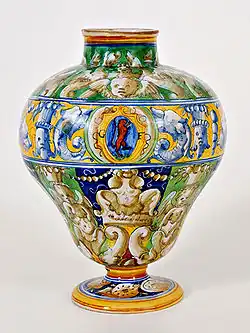 Vase peint de différents ordres de grotesques, au centre un médaillon avec un lion rampant, Casteldurante, atelier de Simone da Colonnello, 25 juin 1562.