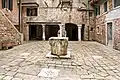 Puits dans la Corte Botera, quartier de Castello à Venise.