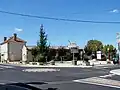 Le croisement des RD 224 et 225 et la place devant la mairie (mai&nbsp;2009)
