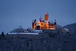 Vue en contrebas du château sous la neige.