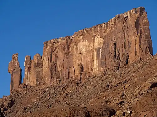 The Rectory, the Priest et the Nuns (à gauche).