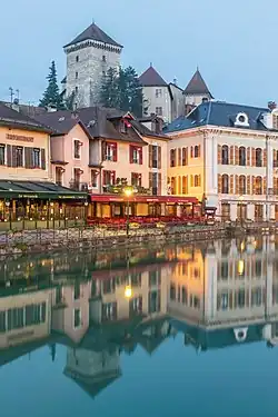 Le quai Perrière et le château d'Annecy.